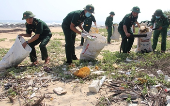 Lính biên phòng chung tay làm sạch biển