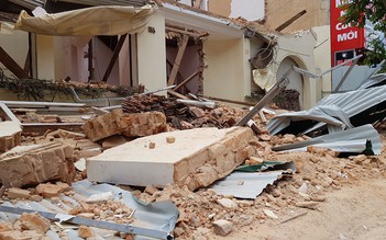 Đà Lạt: Nhà đang tháo dỡ thì bị sập, 3 công nhân rơi xuống đất