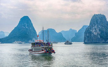 Du lịch 'cát cứ' trên mỏ tài nguyên