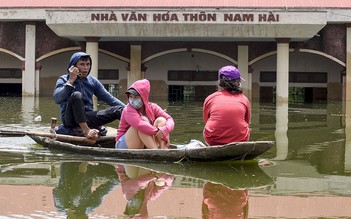 Nhiều xã của Hà Nội bị cô lập, chìm trong nước
