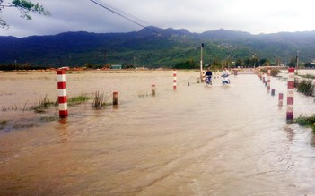 Hàng ngàn héc ta lúa ở Bình Định vẫn còn ngập trong 'biển nước'
