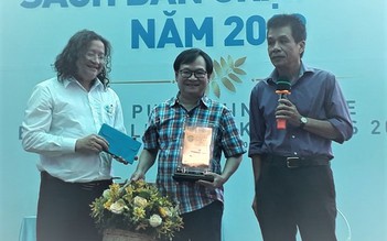 Nhà văn Nguyễn Nhật Ánh nhận 'mưa' giải thưởng về sách bán chạy