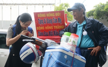 Bán nhà, nuôi con du học Mỹ: Ông lão bán cà phê dạo tặng hoa hồng Vu lan