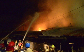 Cháy lớn tại chợ Bình Long, hơn 20 ki ốt bị thiêu rụi