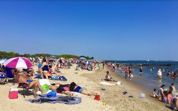 Phòng dịch Covid-19: 5 lý do tại sao không nên đi biển vào lúc này