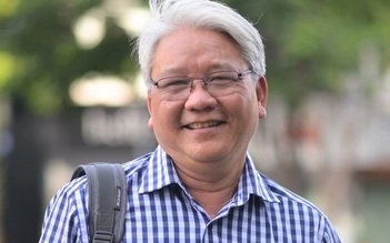Nhà thơ Bùi Nguyễn Trường Kiên bán sách tặng học bổng