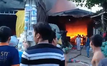TP.HCM: Hai xưởng nhựa tại Bình Chánh cháy dữ dội lúc sáng sớm