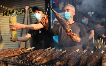 Gia đình 30 người nướng hết 'công suất' 3500 con cá lóc bán Ngày vía Thần Tài