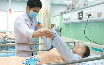 Sản phụ đang ăn tối đột nhiên méo mặt, yếu liệt nửa người, hôn mê sâu