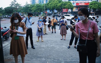 Phức tạp giấy đi đường ở Hà Nội: Dân xếp hàng, phường quá tải