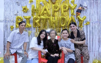 Cụ bà 80 tuổi bật khóc khi lần đầu được tổ chức sinh nhật