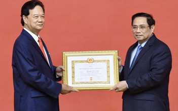Nguyên Thủ tướng Nguyễn Tấn Dũng được tặng Huy hiệu 55 năm tuổi Đảng