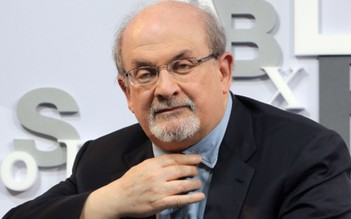 Nhà văn Salman Rushdie nguy kịch sau khi bị đâm