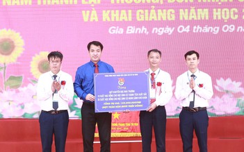 T.Ư Đoàn tặng học bổng dịp khai giảng năm học mới