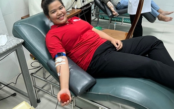 Cô sinh viên mồ côi 'nghiện' hiến máu, làm từ thiện