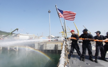 Hải quân Mỹ diễn tập khống chế cháy nổ trên tàu
