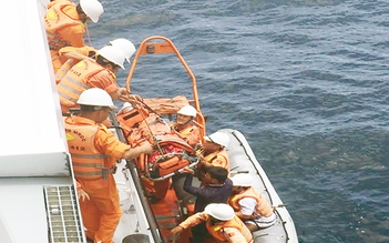 Cứu nạn kịp thời một ngư dân bị đau ruột thừa cấp trên biển