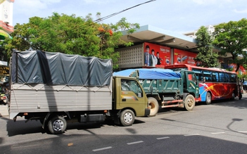 Du lịch Việt Nam, 25 du khách Thái Lan hú vía khi 3 ô tô đâm nhau dính chùm