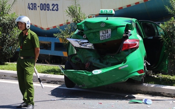 Xe taxi bị xe bồn và xe 7 chỗ đâm húc tơi tả, văng lên dải phân cách