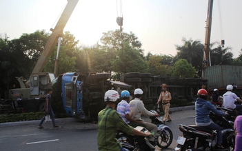 Lật xe phế liệu, giao thông cửa ngõ Đà Nẵng hỗn loạn