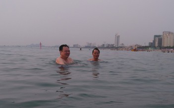 Lãnh đạo Sở TN-MT Đà Nẵng tắm biển làm dân mạng thích thú