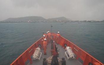 Tàu cá Quảng Bình bị phá nước sắp chìm, kêu cứu khẩn cấp