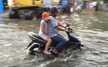 Mưa nhỏ, nhiều đường ở Đà Nẵng ngập nặng do thi công ống cống