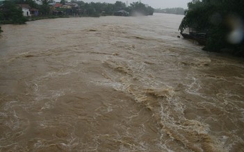 Nhiều tàu bị nạn trên đường chạy bão, lũ đang lên trên các sông