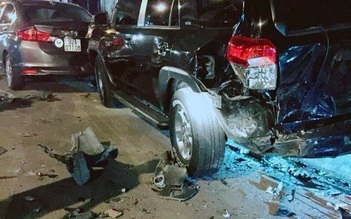 Sau khi gây tai nạn liên hoàn, tài xế xe BMW X6 'bơi lội' trên đường