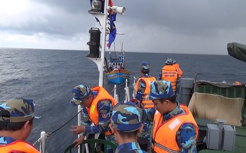 Tàu Cảnh sát biển 4037 cứu tàu cá và 8 ngư dân