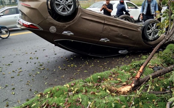 Ô tô lao lên vỉa hè, 'đốn' hàng loạt cây xanh rồi lật ngửa