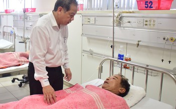 Chủ tịch UBND tỉnh Thừa Thiên - Huế thăm nạn nhân bị 'cát tặc' chém trọng thương