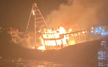 Đà Nẵng: Cháy tàu cá neo đậu tại âu thuyền Thọ Quang