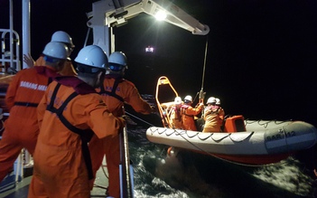 Cứu nạn 7 ngư dân tỉnh Bình Định trôi dạt trong biển động, tàu bị phá nước