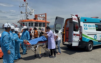 Đà Nẵng: Tàu cứu nạn xuất kích cứu thuyền trưởng, ngư dân bị tai nạn lao động