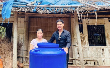 Minh Luân và Chi Bảo đưa nước ngọt đến với bà con nghèo Bến Tre