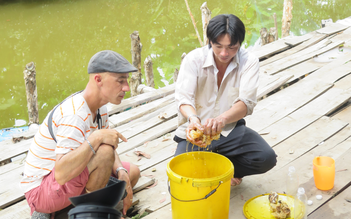 Nhớ mãi những lần đi 'ăn ong' cùng cha ở làng cũ