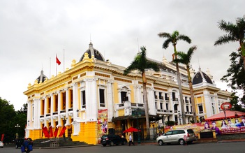 Nhà hát lớn Hà Nội sơn mới bằng màu… báo dịch tả
