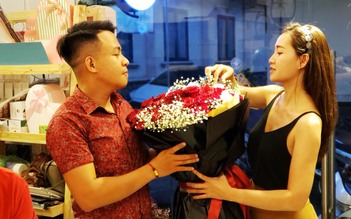 Valentine 2019: Người Sài Gòn tấp nập mua hoa, quà tặng người yêu