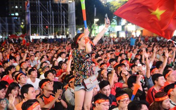 Người hâm mộ đổ về phố đi bộ Nguyễn Huệ, mừng tuyển Việt Nam thắng UAE