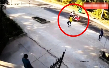 [VIDEO] Hai tên cướp bị truy bắt tông xe máy vào công an xã