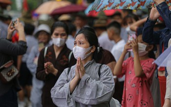 Hàng ngàn người Huế đội mưa, trang nghiêm dự Lễ rước Phật
