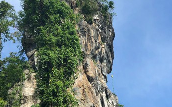 Thừa Thiên - Huế: Cảnh sát đu dây xuống chân núi để tiếp cận thi thể nạn nhân
