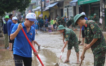 Lội bùn giúp dân thông đường sau lũ