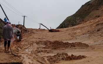 Nhiều tuyến đường ở Kon Tum sạt lở nặng sau bão số 5
