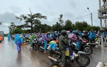 Kon Tum: Tặng 15.000 suất cơm cho người dân trên đường chạy xe máy về quê