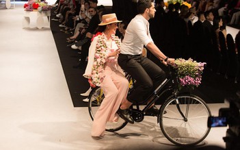 Hoa hậu Phương Lê được trai Tây chở xe đạp trên sàn catwalk