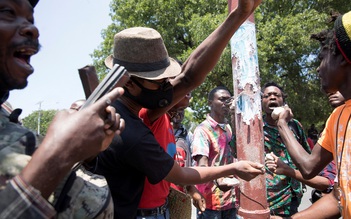 Tội phạm tấn công đồn, giết cảnh sát cướp vũ khí 'như phim' ở Haiti