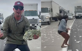 Tài xế đổ xô nhặt tiền trên đường cao tốc ở Mỹ
