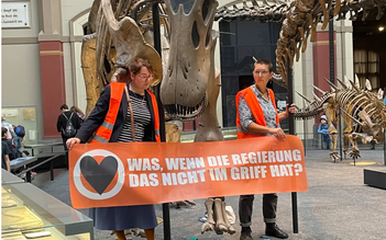 Dùng keo dán người vào xương khủng long để phản đối chính sách khí hậu của Đức
